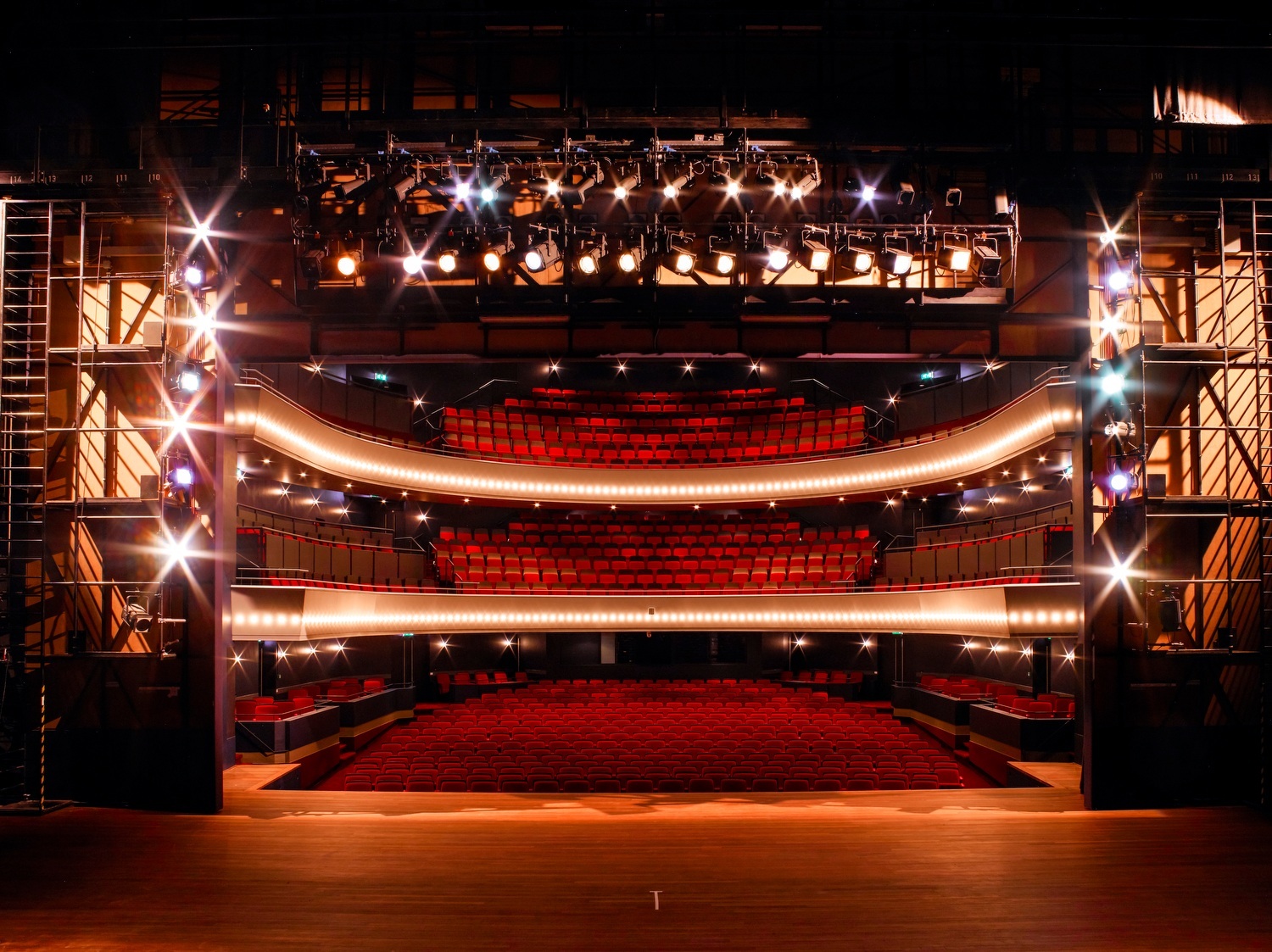 Theater de. Рамповый свет в театре. Театр де ГАЗ. Theatre de kampanje, Нидерланды, 2015. Theater Light.